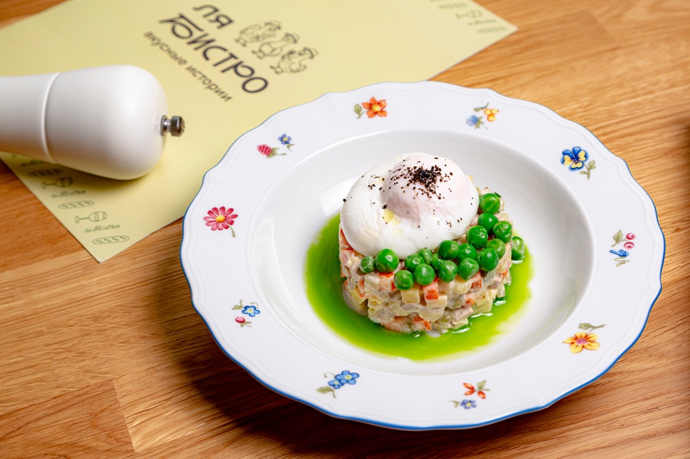 Оливье с уткой и яйцом пашот