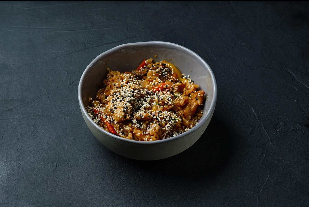 Курица в соусе терияки с рисом и овощами