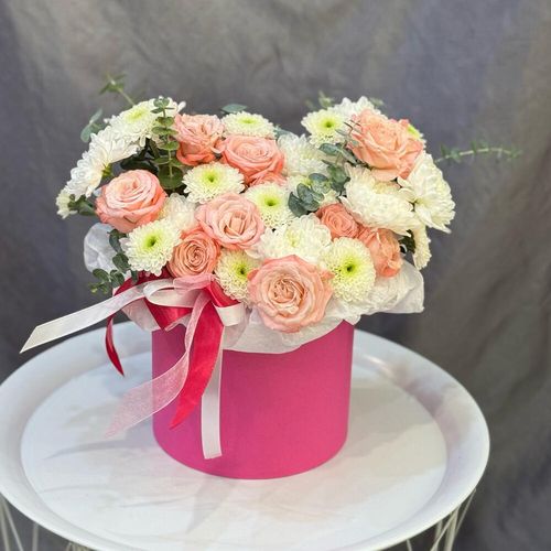 Букет из кустовых роз и белых кризантем в коробке (к2055)