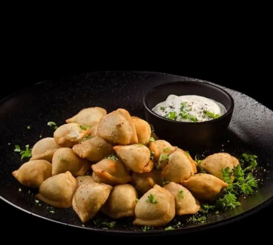 Жаренные пельмени с чесночным соусом