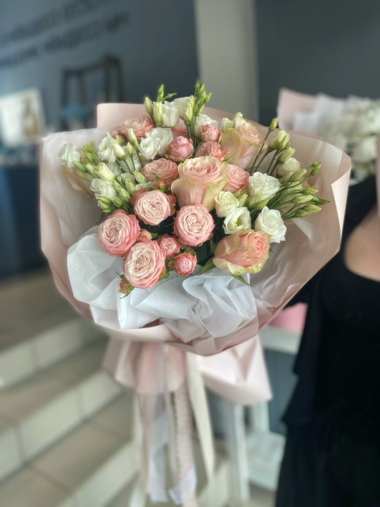 Нежный букет с розами и эустомой