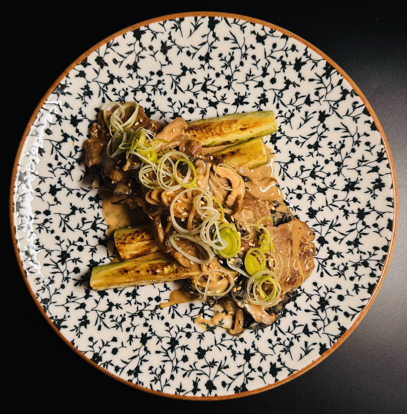 Телятина с кабачком и миксом грибов