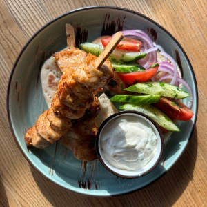 Сувлаки (шашлык на дерев. палочке) с кур