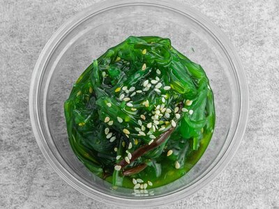 Салат Чука с ореховым соусом