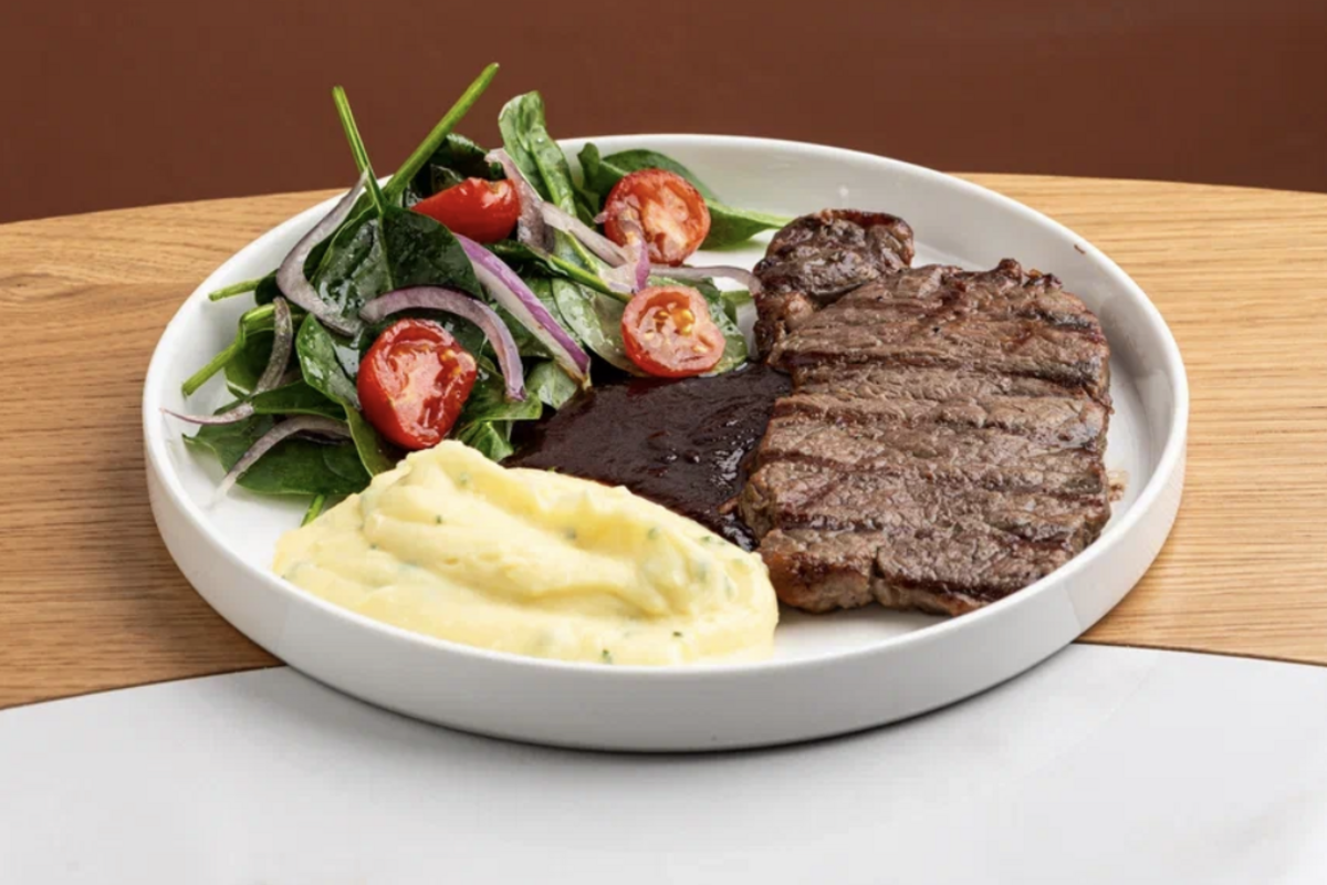 Стриплойн, помидоры, шпинат, перечный соус