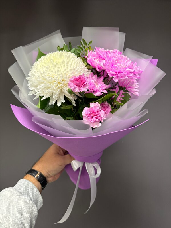 Букет из хризантем с диантусом