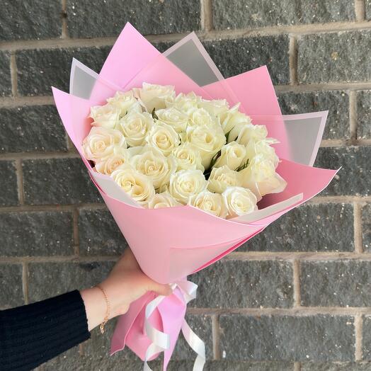 Букет из 25 белых роз в упаковке