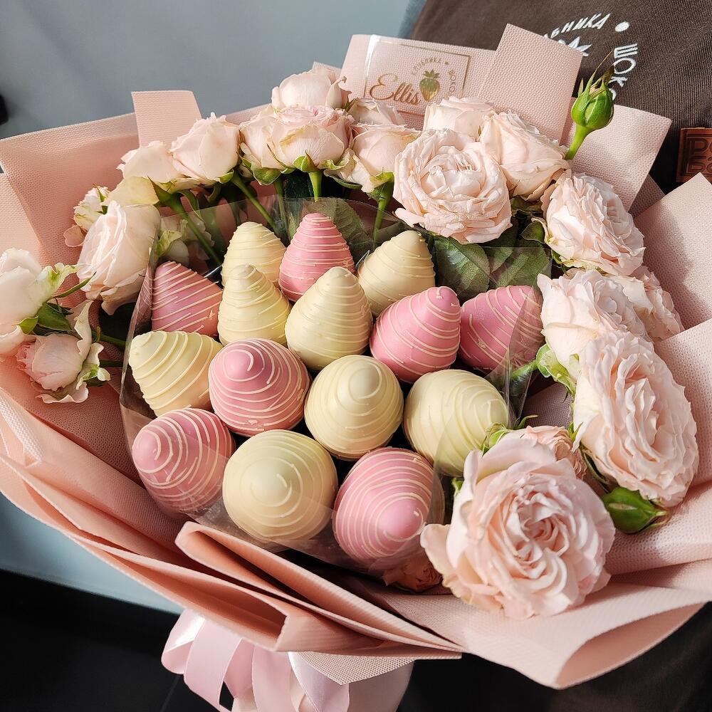 Букет из клубники с розами "Розовая нежность"