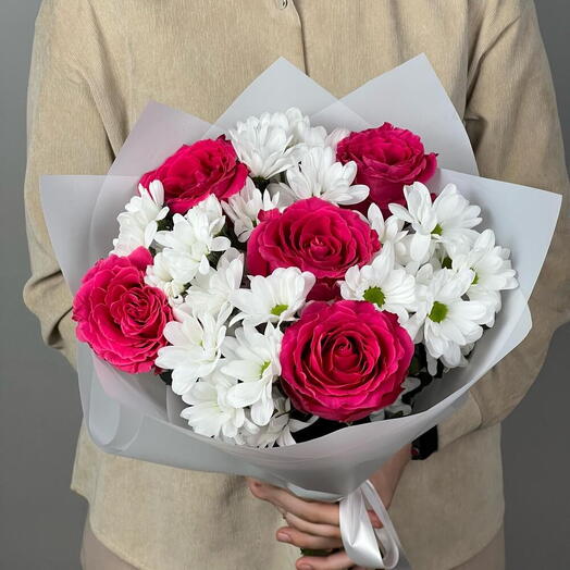 Красные розы с "ромашками"