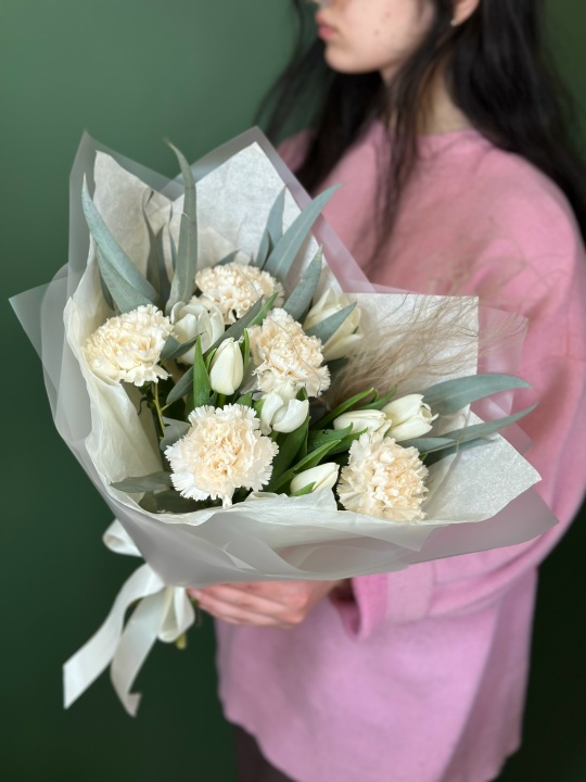 Белые тюльпаны с диантусами и эвкалиптом