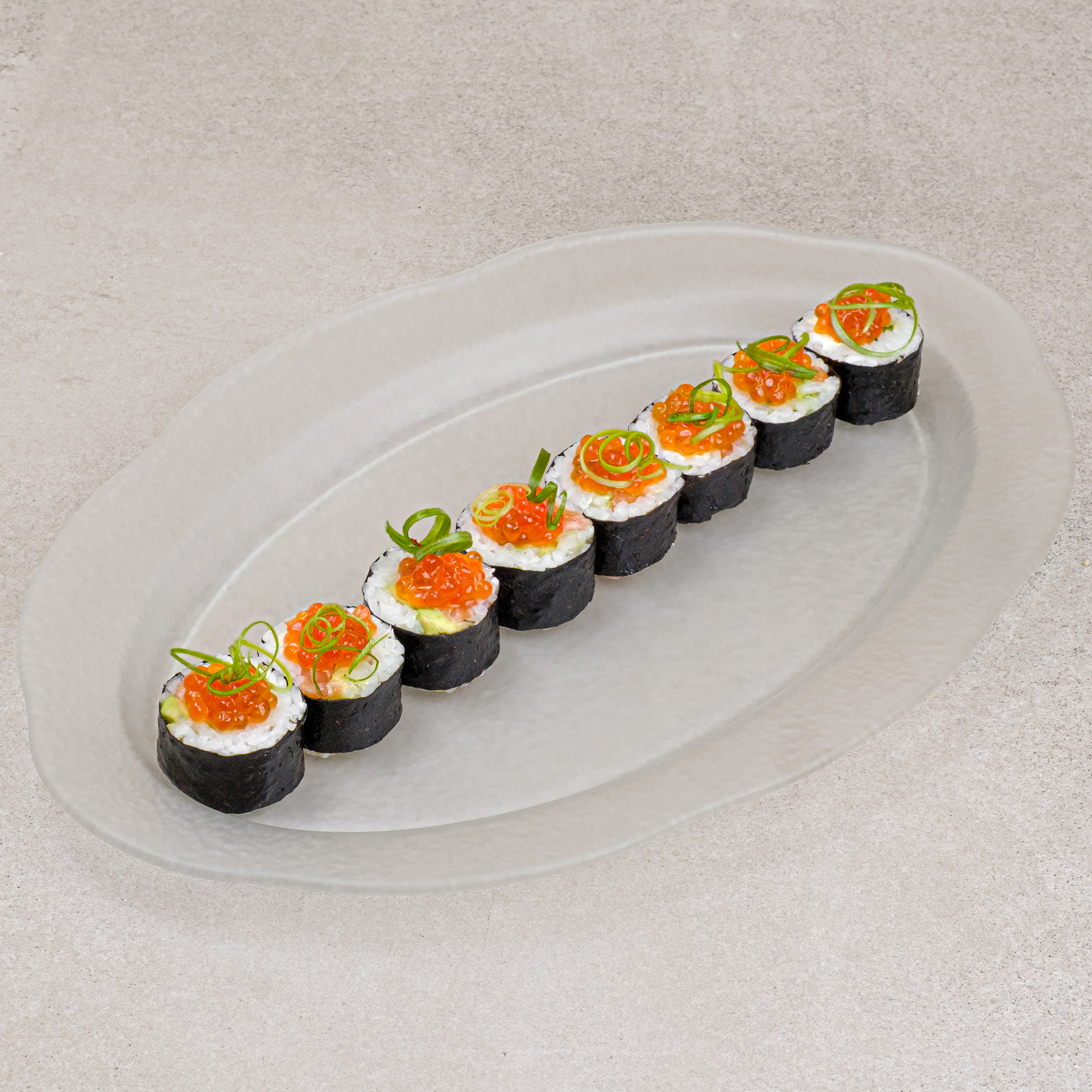 Ролл авокадо лосось с красной икрой