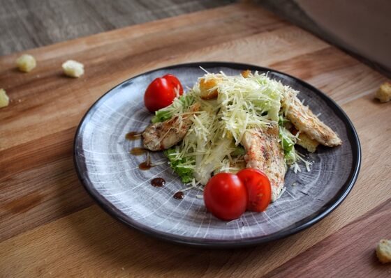 Салат Цезарь с куриной грудкой 150гр