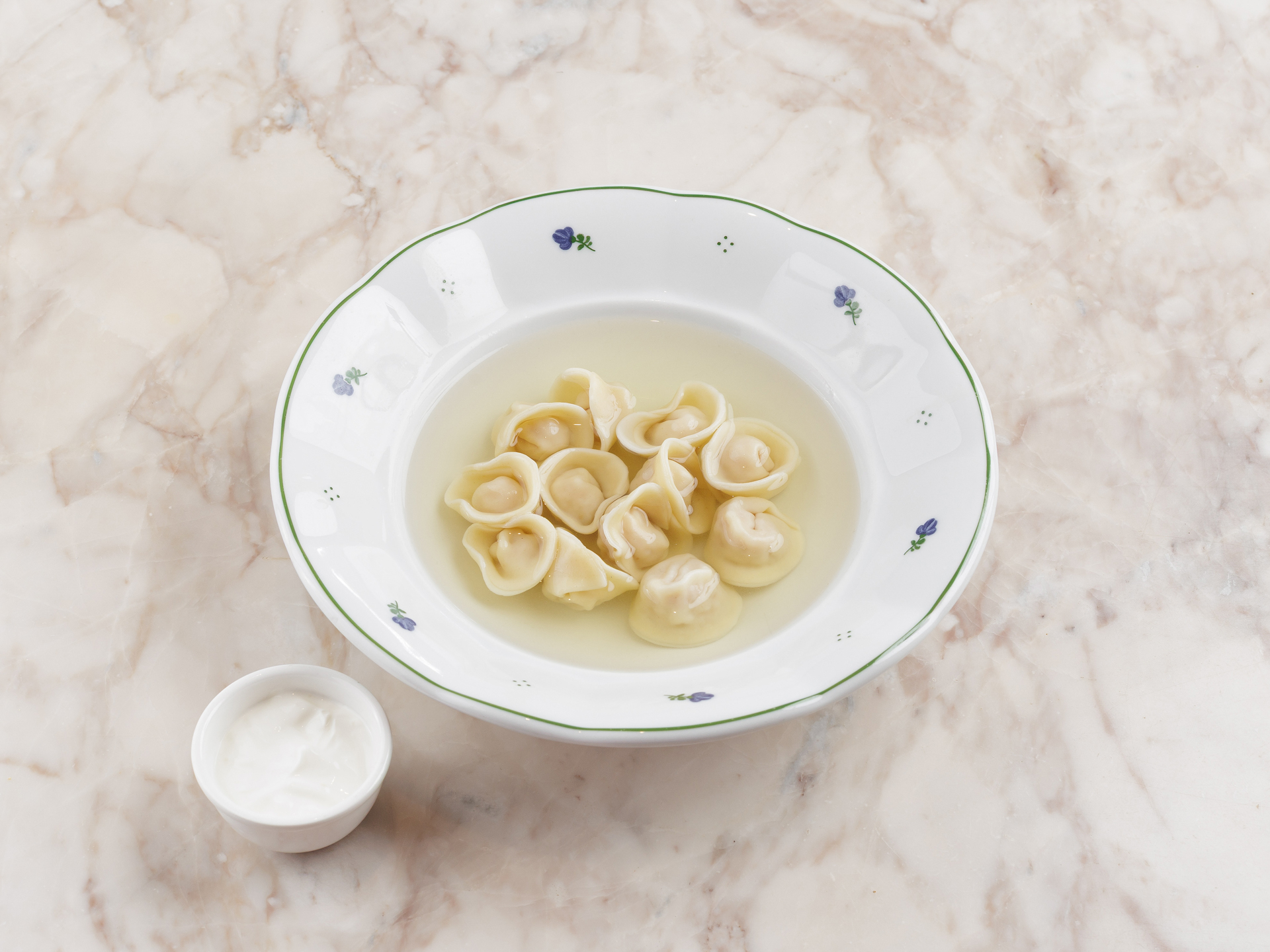 Домашние пельмешки со сметаной