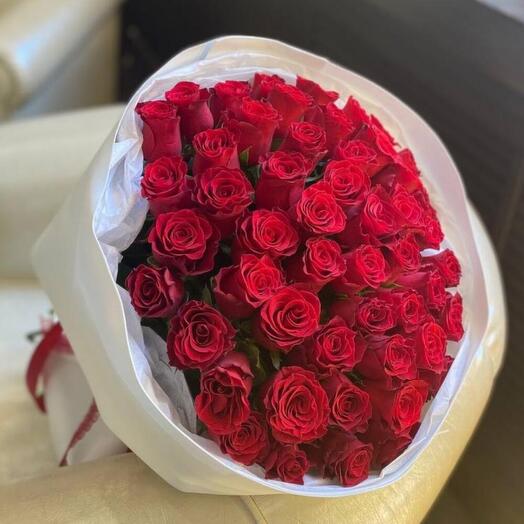 Красные розы в объёмное оформлении 