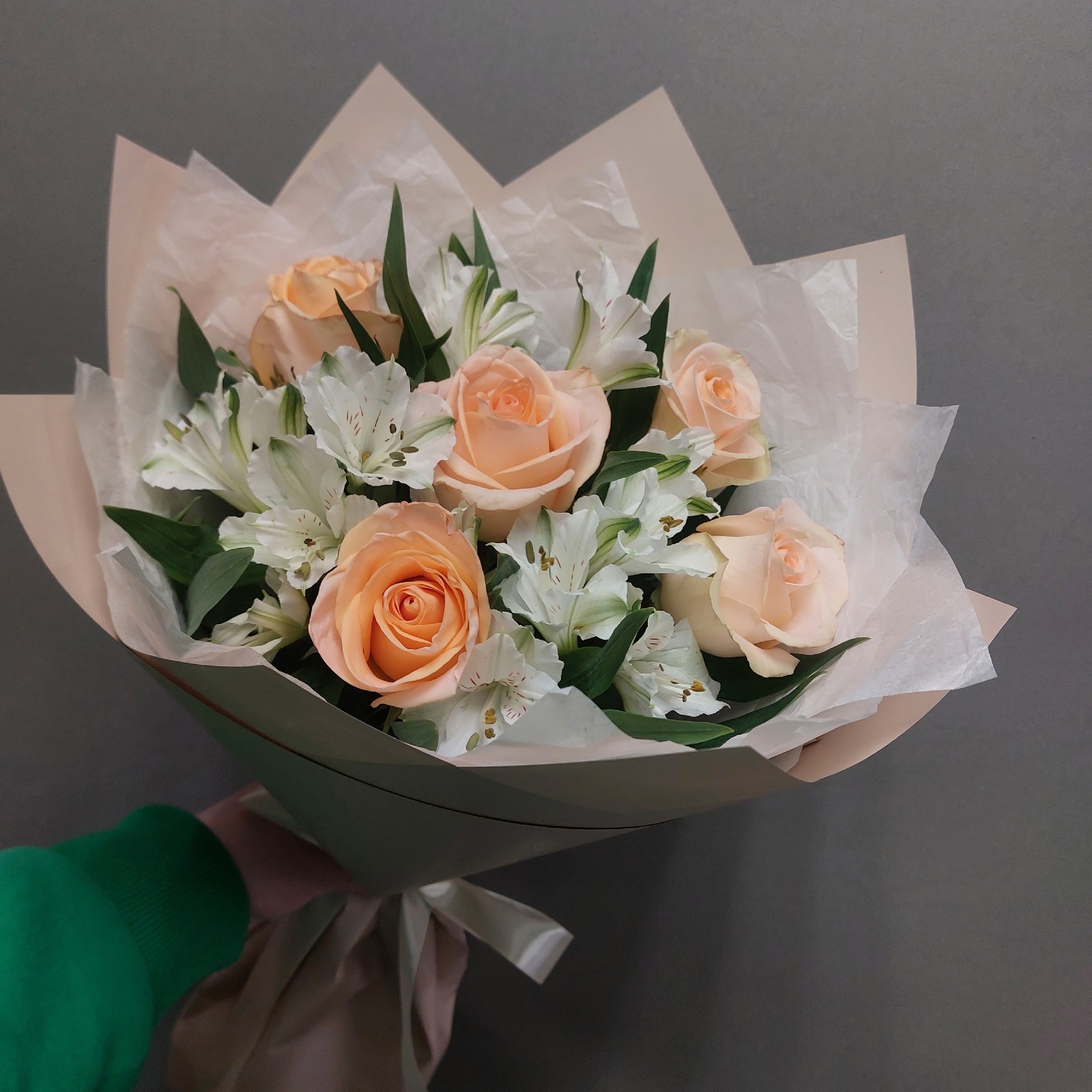 Розы и альстромерии