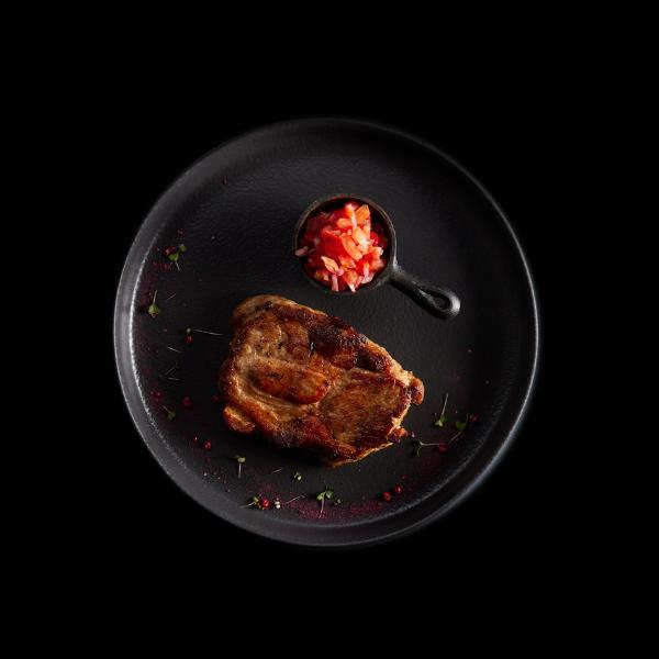 Стейк из cвинoй шеи BBQ с соусом сальса