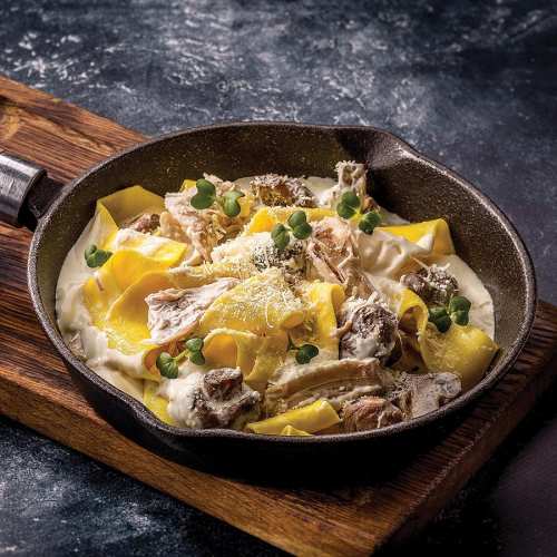 Паппарделли с индейкой, грибами и сливочным соусом