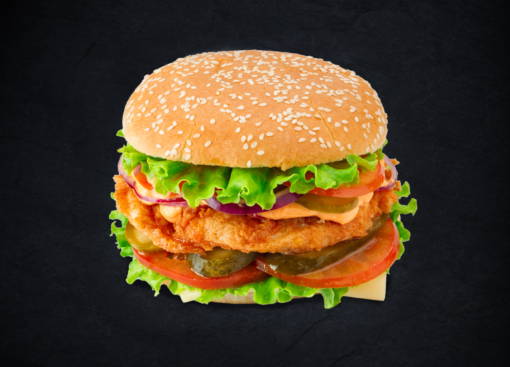 Бургер с цыпленком и сырным соусом