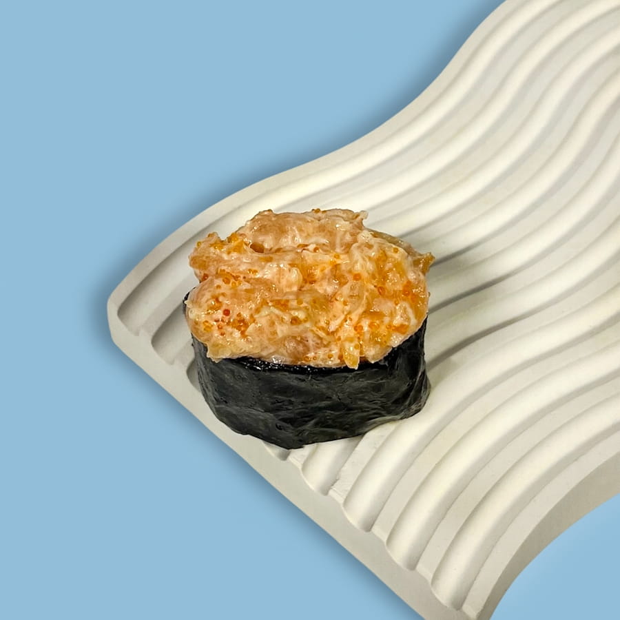 Гункан с лососем