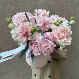 Композиция французских роз с эустомой и гортензиями