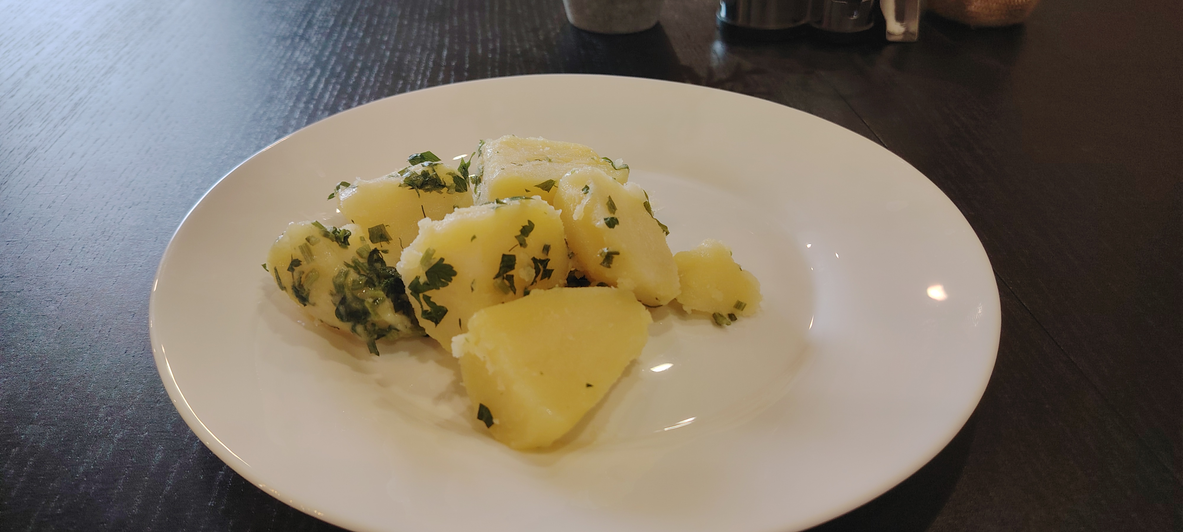Отварной картофель с зеленью