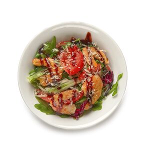 Салат с креветками и рукколой