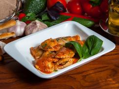 Равиоли с мясом в томатном соусе
