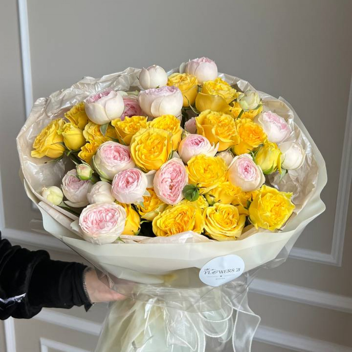 Моно букет из кустовых пионовидных роз (предзаказ)