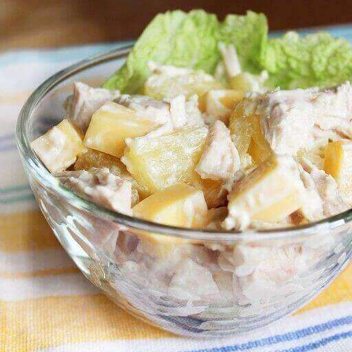 Салат с курицей и ананасом