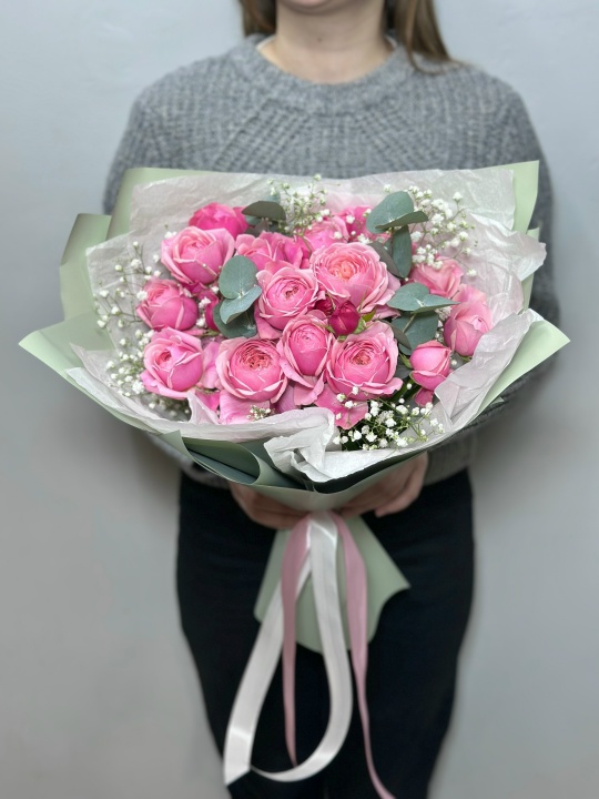 Пионовидные кустовые розы с гипсофилой и эвкалиптом