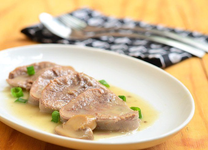 Язык с ореховым соусом