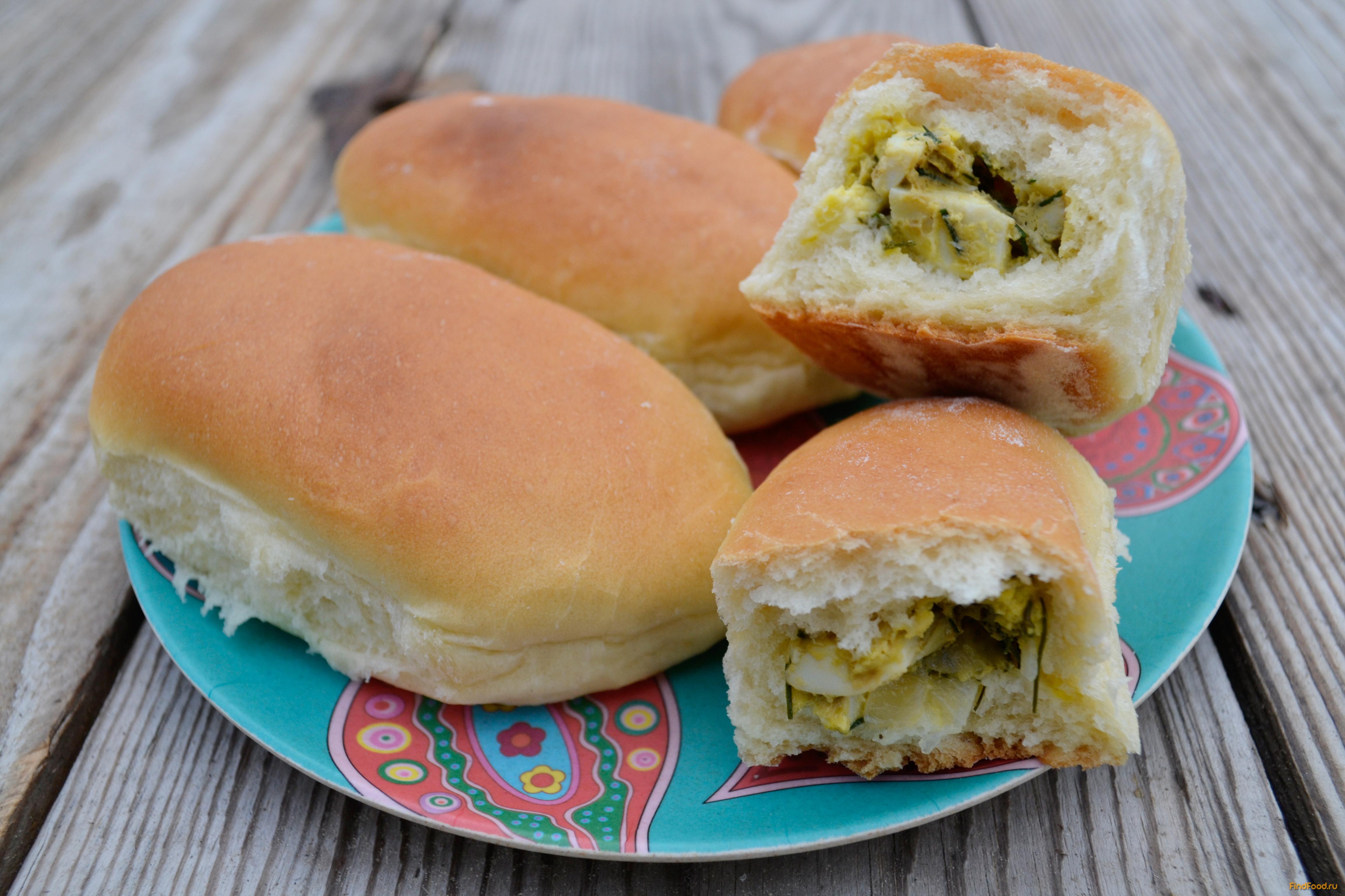 Пирожок с луком и яйцом