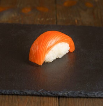 Суши с лососем