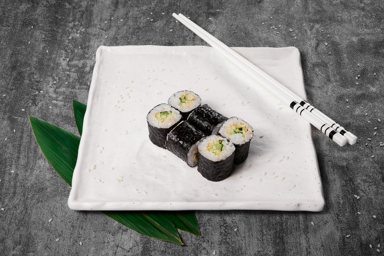 Ролл с огурцом и кунжутом