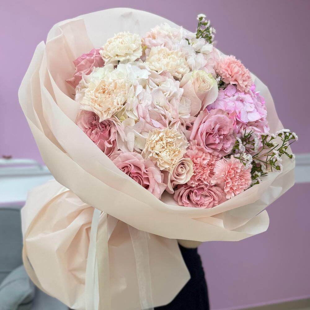 Сборный букет с пионовидными розами и гортензией