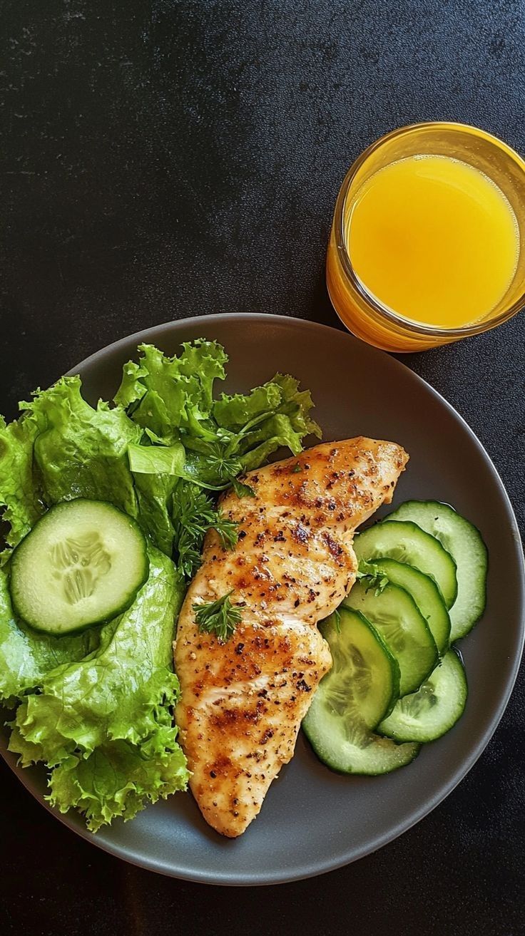 Куриное филе с зелёным салатом.