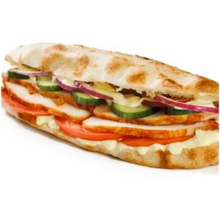 Пита с курочкой и свежими овощами с чесночным соусом