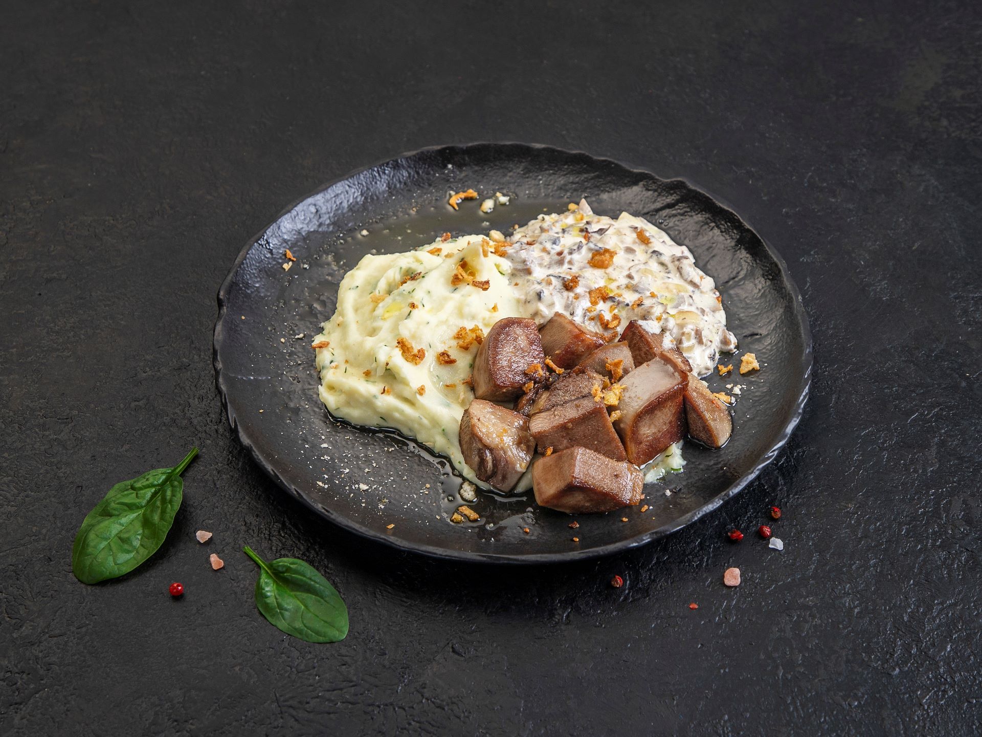 Картофель с телячьим языком и грибами