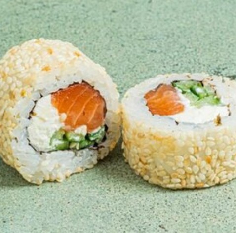 Ролл Филадельфия в кунжуте с огурцом
