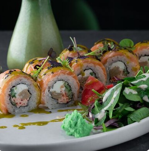 Ролл с лососем и соусом манго-маракуйя