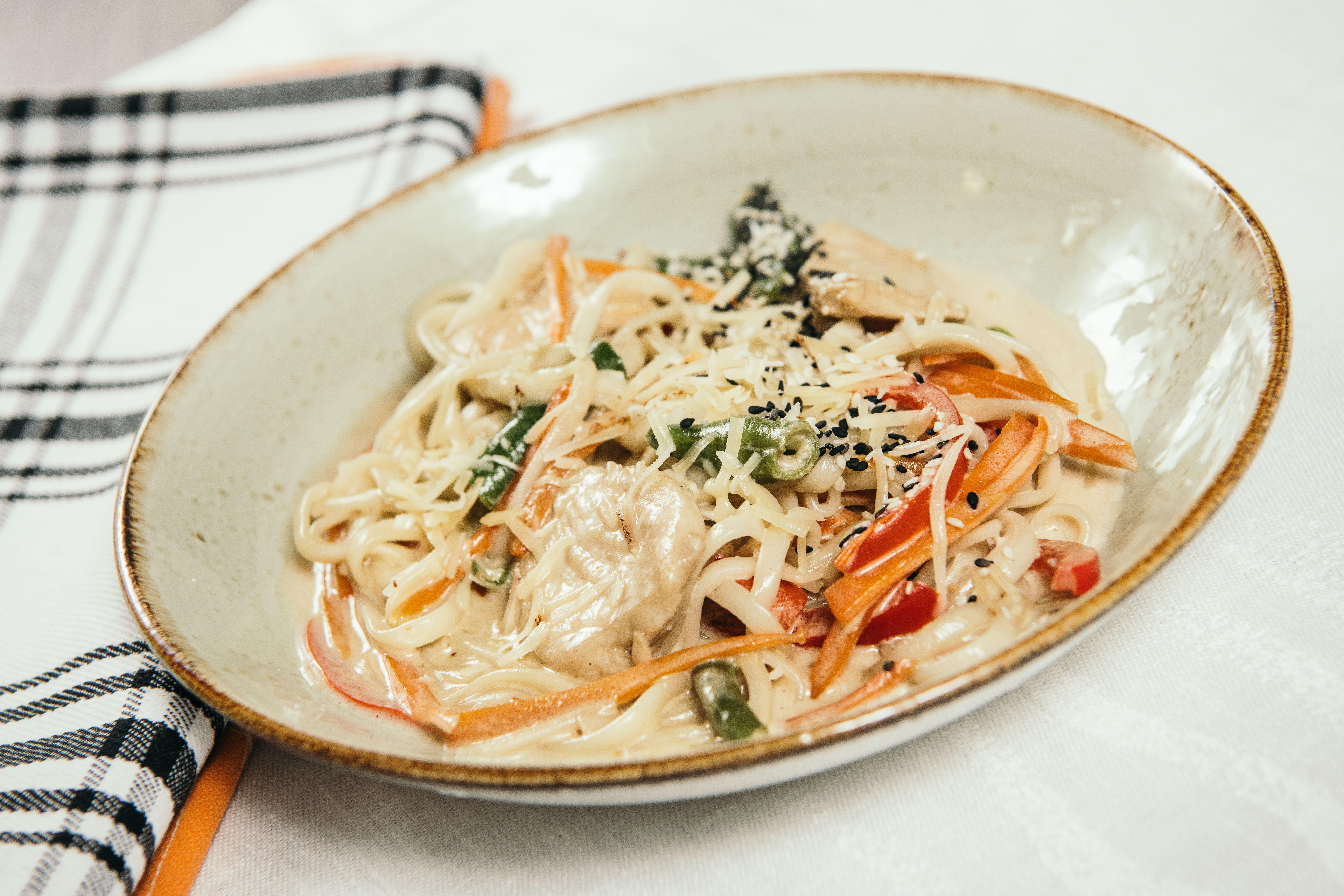 Удон с курицей в сливочном соусе