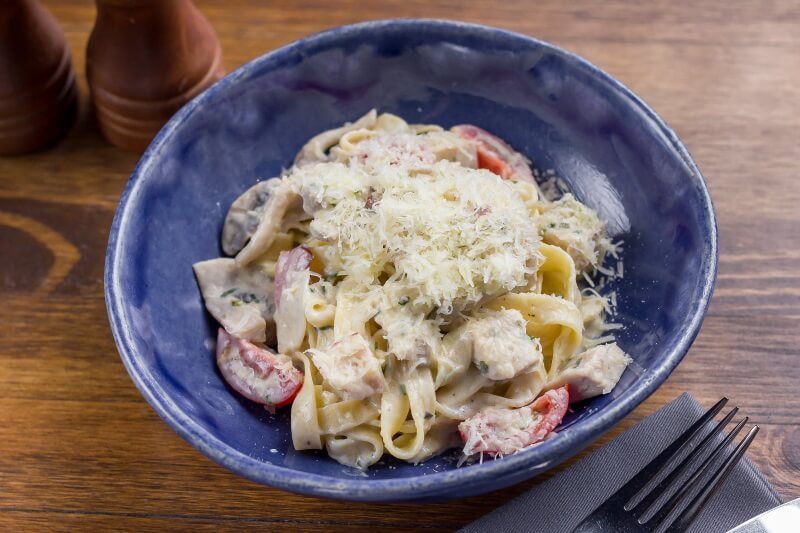 Феттучини с цыпленком и грибами