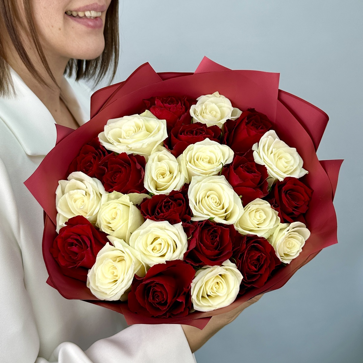 Букет из 25 белых и красных роз Кения 40 см