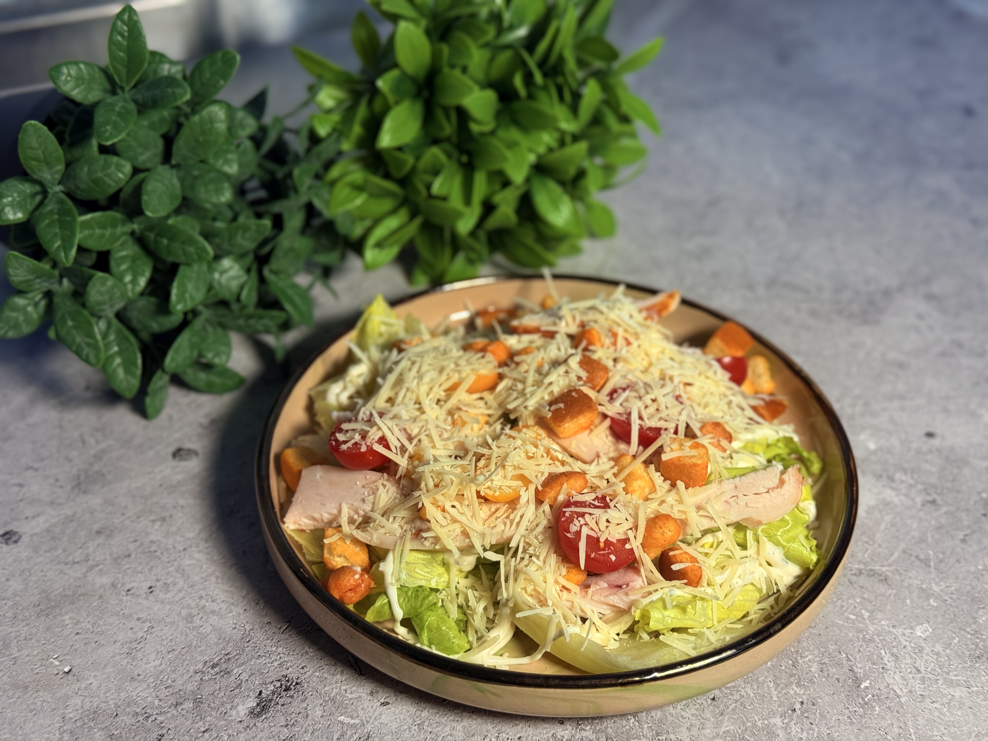 Салат Цезарь с курицей