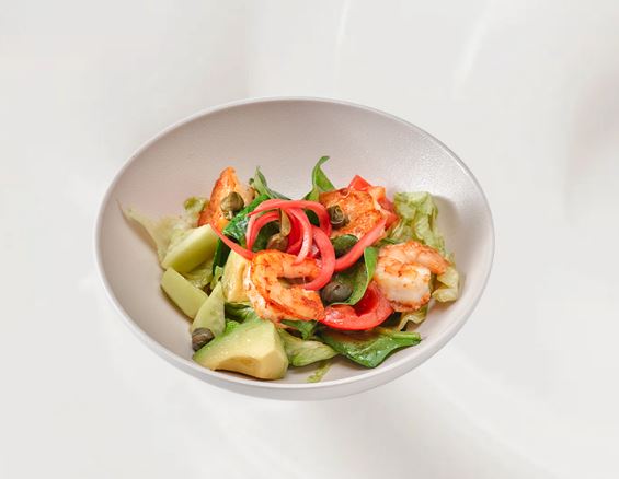 Салат с тигровыми креветками, авокадо и каперсами