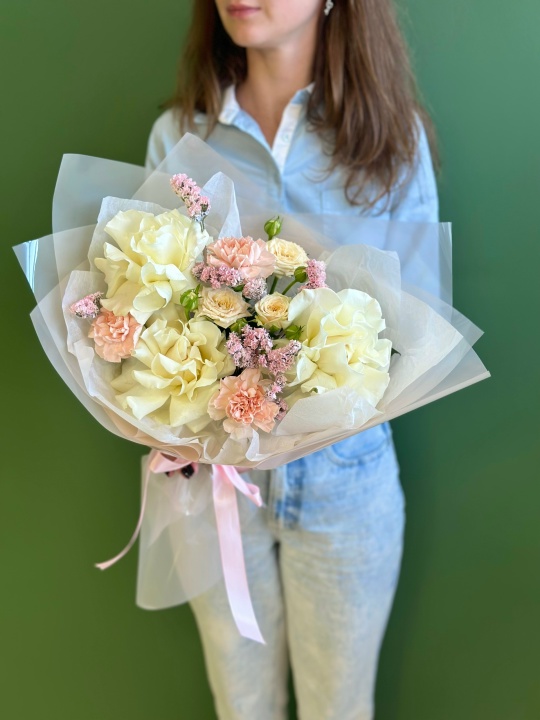 Букет с французскими розами ,кустовой розой ,диантусами и статицей