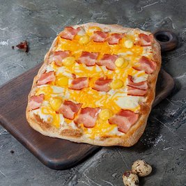 Пицца с яйцом и беконом