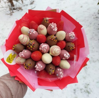 Букет с клубникой в шоколаде 09