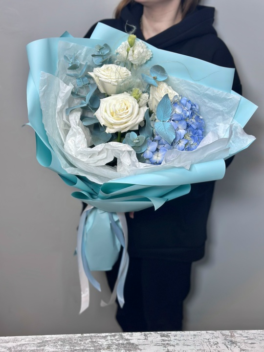 Букет с гортензией и белыми розами