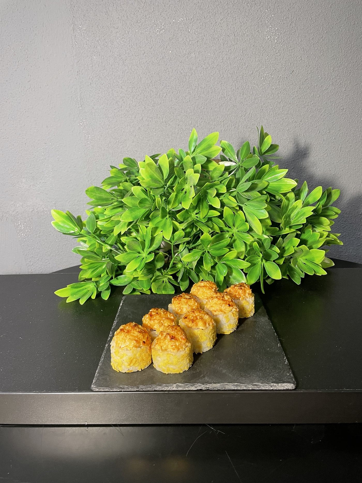 Запеченный с курицей и крабом в чипсах